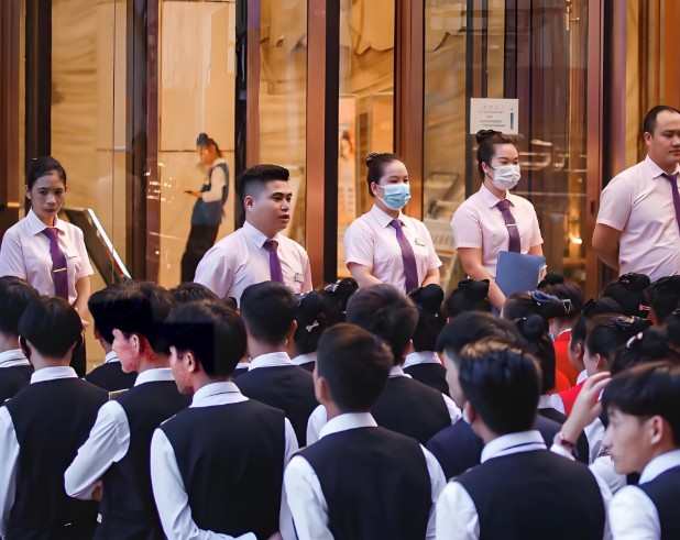 华纳国际公司客服每日班前会与质检交接现场